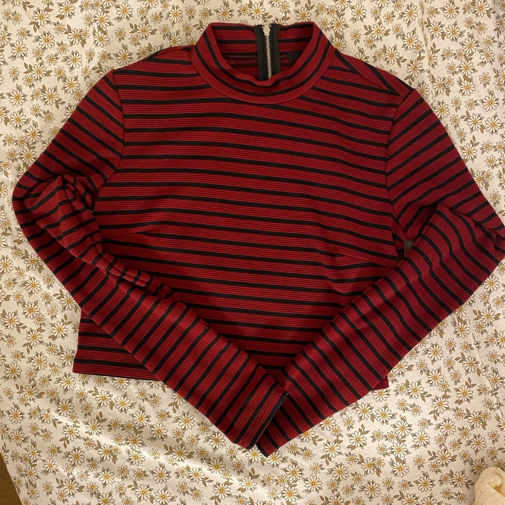 BERSHKA Crop Top Long Sleeve. Comfortable and cute for winter season❄️☃️ - Picture 2 of 2